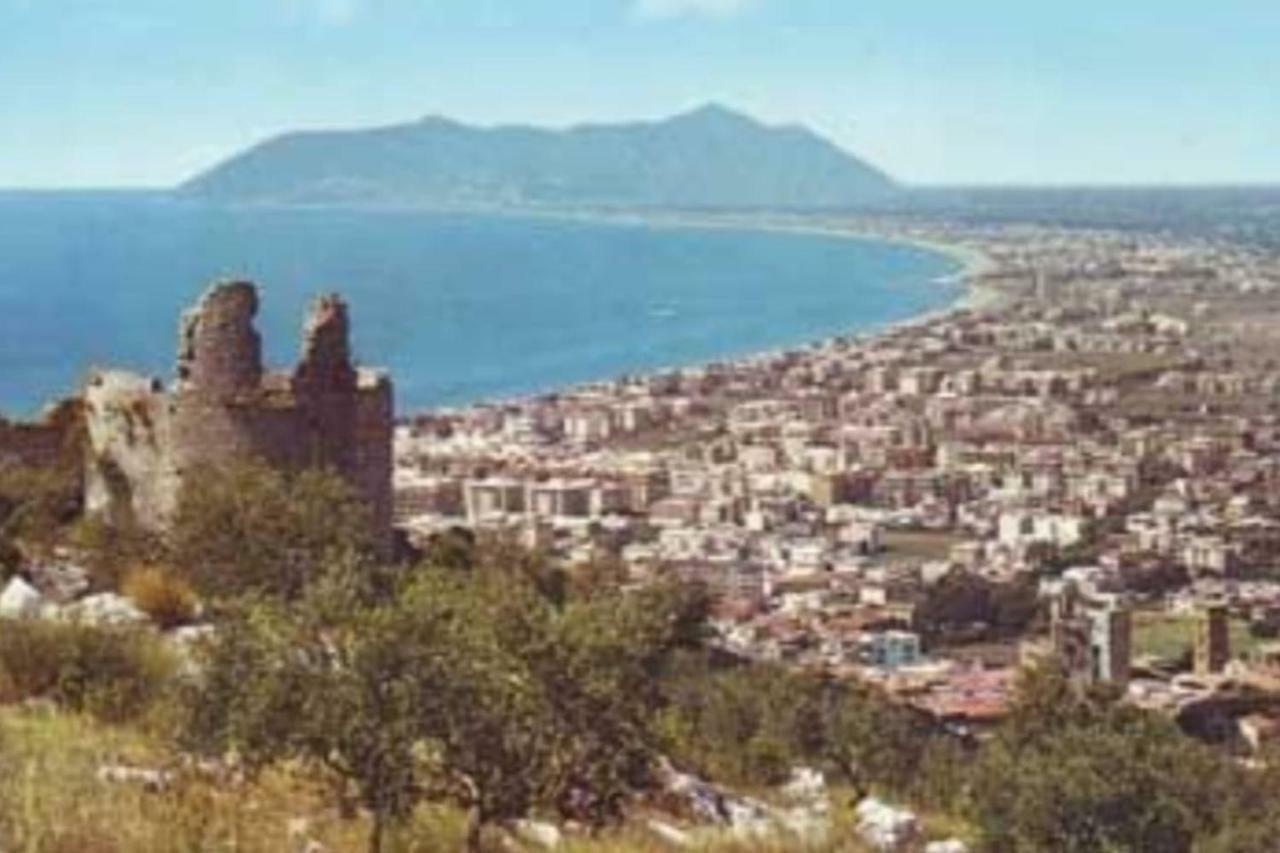 Art Deco City Center Near The Beach! Terracina Exterior foto